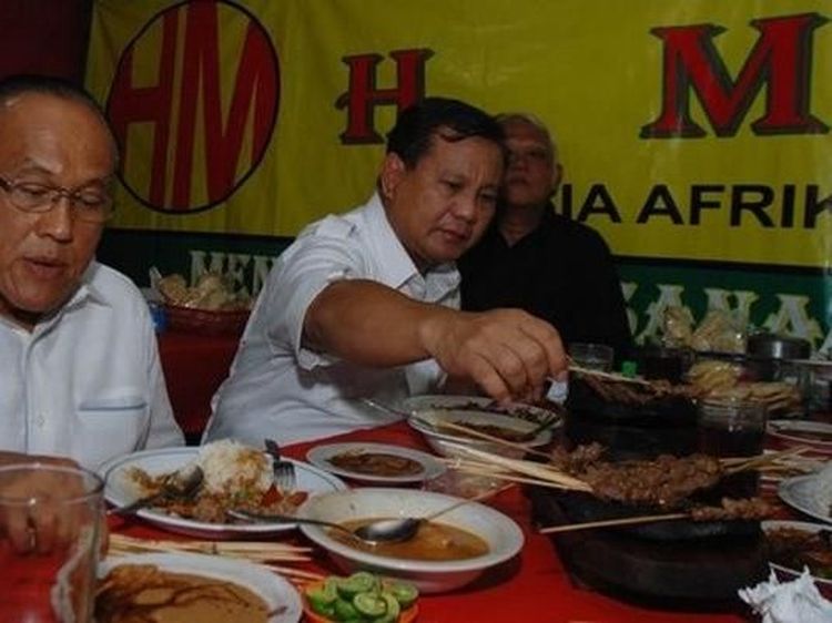 Serunya Gaya Prabowo, Sandiaga hingga Fadli Zon Saat Menyantap Sate