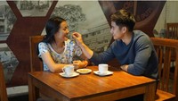 So sweet. Dalam foto ini Mawar Eva tampak sedang disuapi lawan mainnya di film Serendipity. Foto: Instagram@mawar_eva