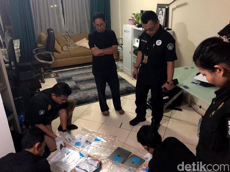 Suasana Penggeledahan Apartemen Joko Driyono oleh Satgas Anti Mafia Bola