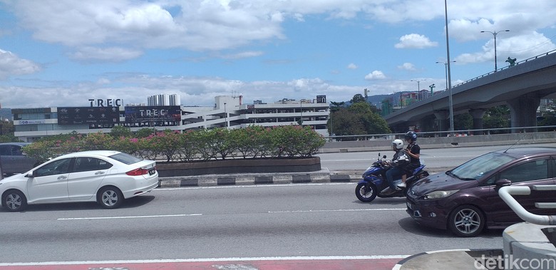 Motor masuk tol di Malaysia. Foto: Triono Wahyu S Motor masuk tol di Malaysia. Foto: Triono Wahyu S