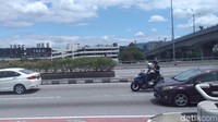 Malaysia, jalur motor dan mobil menyatu. Memang ada lajur kecil di sisi kiri, tapi motor bebas-bebas saja melintas di lajur mana pun. Foto: Triono Wahyu S