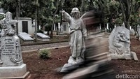 Pengunjung nampak melintasi area pemakaman orang-orang Belanda di Museum Taman Prasasti, Jakarta, Jumat (15/2/2019).