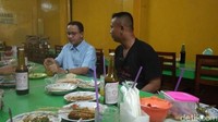 Saat mengungjungi Cirebon, Anies Baswedan makan nasi lengko dan sate kambing. Sate kambing yang ada tampak sudah ludes disantap. Foto: Sudirman Wamad/detikcom