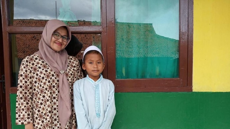 Menengok Putra, Bocah Yatim-Piatu yang Jualan Cilok Hidupi Keluarga Menengok Putra, Bocah Yatim-Piatu yang Jualan Cilok Hidupi Keluarga