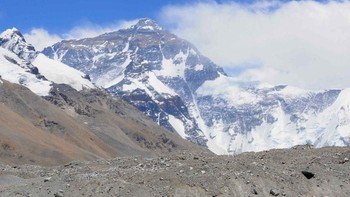 Lapisan es di Gunung Everest baru-baru ini dilaporkan mencair dengan cepat. Foto: BBC World