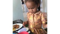 Di ulang tahun Chicago West, anak Kim Kardashian, Luna juga datang lho. Tak ketinggalan ia mencicip makanan khusus anak di sana. Foto: Instagram littlelunalegend