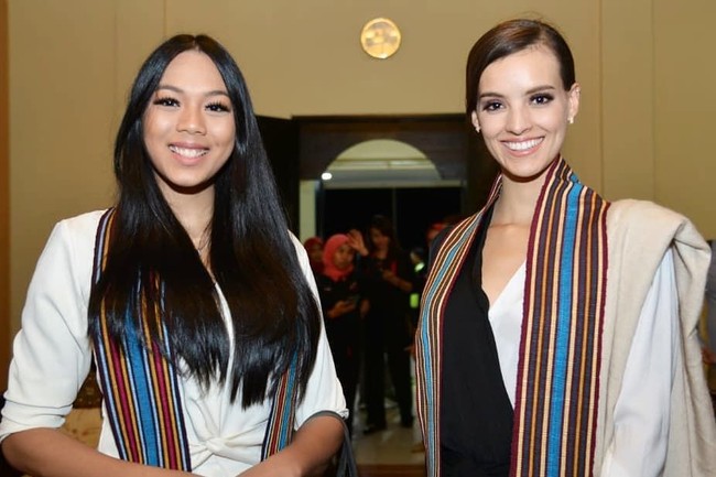 Ini penampilan Vanessa dan Alya saat tiba di Lombok. Mereka pun terlihat memikat saat mengenakan syal tenun Lombok. dok. Instagram @missindonesia