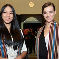 Ini penampilan Vanessa dan Alya saat tiba di Lombok. Mereka pun terlihat memikat saat mengenakan syal tenun Lombok. dok. Instagram @missindonesia