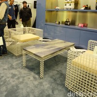 Menempati area seluas 150 meter persegi, butik perdana Off-White di Jakarta hadir dengan interior yang didominasi oleh kaca dengan gaya industrial nan futuristik dan chic. Beberapa meja pajang koleksi terbuat dari granit yang diimpor langsung dari Brasil. Terlihat jelas bagaimana latar belakang Virgil sebagai arsitektur memengaruhi atmosfer di butik ini. Butik Off-White di setiap negara hadir dengan tema yang berbeda, ungkap Guan Min, perwakilan Off-White dari Singapura, saat pembukaan butik tersebut, Kamis (14/2/2018). (Foto: Daniel Ngantung/Wolipop)