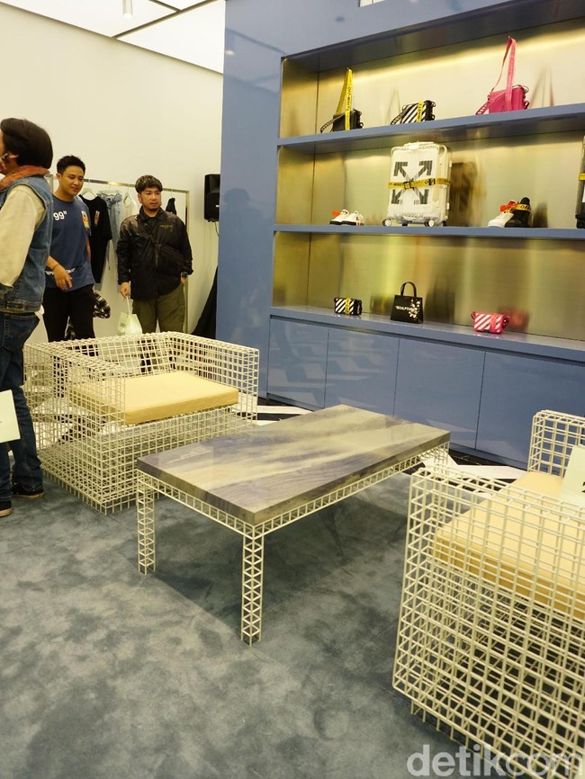Menempati area seluas 150 meter persegi, butik perdana Off-White di Jakarta hadir dengan interior yang didominasi oleh kaca dengan gaya industrial nan futuristik dan chic. Beberapa meja pajang koleksi terbuat dari granit yang diimpor langsung dari Brasil. Terlihat jelas bagaimana latar belakang Virgil sebagai arsitektur memengaruhi atmosfer di butik ini. Butik Off-White di setiap negara hadir dengan tema yang berbeda, ungkap Guan Min, perwakilan Off-White dari Singapura, saat pembukaan butik tersebut, Kamis (14/2/2018). (Foto: Daniel Ngantung/Wolipop)