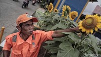 Petugas pun terus melakukan perawatan.