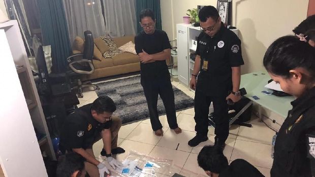 Joko Driyono ikut menyaksikan penggeledahan di apartemennya.