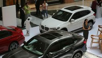 Sementara itu, salah satu program yang ditawarkan selama pagelaran BMW Exhibition adalah Trade In & Trade Up. Pelanggan yang menginginkan mobil BMW NIK 2018 bisa melakukan tukar tambah dengan merek mobil apa pun. Namun ada syarat dan ketentuan yang berlaku, yakni kendaraan paling maksimal berumur 5 tahun terakhir.