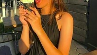 Makan es krim, Mawar Eva tampak asyik menikmati es krim dengan kulitnya yang eksotis. Foto: Facebook @mawar_eva