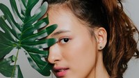 Cantik kan! Pemain Bumi Manusia ini ternyata juga bisa akting, modeling dan bernyanyi. Foto: Instagram@mawar_eva