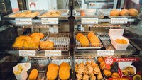 Kalau mau yang gurih-gurih, 7-Eleven Jepang sediakan ragam gorengan. Mulai dari karaage, fried chicken utuh, sosis, dan banyak lainnya. Foto: Istimewa
