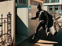 Melihat Aksi Batman Saat Nganggur