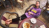 Saat makan siang dengan pasta, Brie sempat melamun menatap langit. Wah, kira-kira apa yang sedang dipikirkannya ya? Foto: Instagram @brielarson