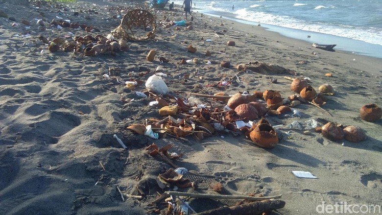 Pantai Ujong Blang, Lhokseumawe, Aceh dipenuhi limbah kelapa muda dan sampah plastik (Datuk Haris Molana/detikTravel) Pantai Ujong Blang, Lhokseumawe, Aceh dipenuhi limbah kelapa muda dan sampah plastik (Datuk Haris Molana/detikTravel)