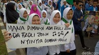 Para santri membawa poster berisi sindiran untuk Fadli Zon dalam Aksi Bela Mbah Moen. Luthfiana Awaluddin/Dok. Detikcom.