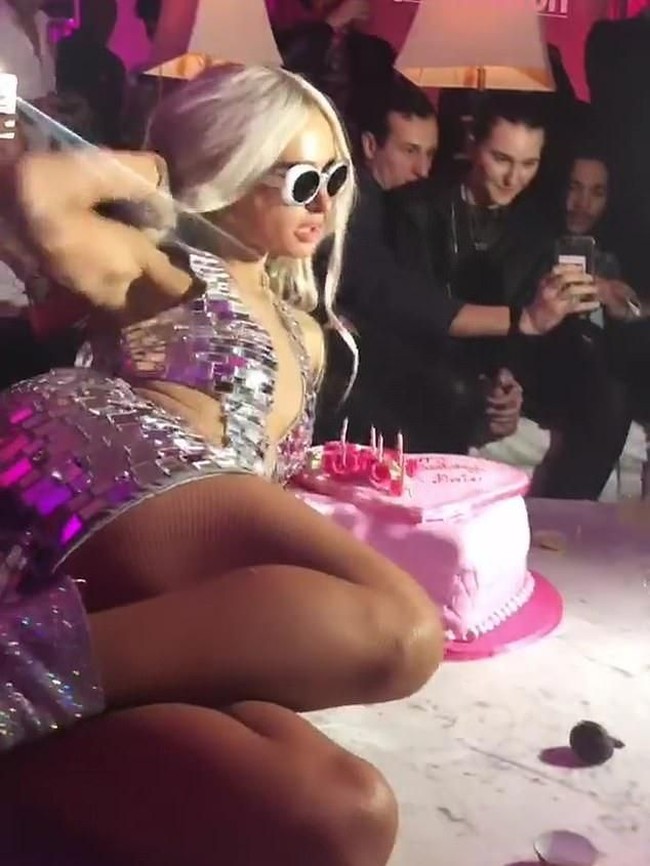 Resminya, usia Paris Hilton baru berganti pada 17 Februari mendatang. Namun sebuah pesta digelar di New York City, Amerika Serikat, pada Rabu (13/2/2019), untuk menyambut ulang tahunnya yang ke-37 itu. (Foto: Instagram)