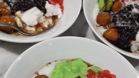 Paduan yang meriah, bubur sumsum putih dan hijau, bubur ketan hitam dan biji mutiara. Siapa mau?  Foto : Instagram @novipadmasari