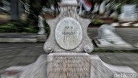 Nisan-nisan sejumlah tokoh terkenal yang pernah dimakamkan disana pun memiliki keunikan masing-masing. Namun karena kondisi makam yang telah berumur ratusan tahun dan kurangnya perawatan membuat sejumlah makam tak lagi terlihat jelas namanya.