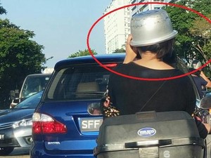 Kocak! Wanita Ini Pakai Panci Rice Cooker Sebagai Pengganti Helm
