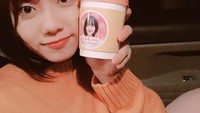 Minum kopi, Kim So Hye terlihat seru minum kopi dengan gelas yang ada foto dirinya. Foto: Instagram @s_sohye