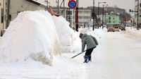 Kota Akita di Jepang bisa tertimbun salju hingga 2,7 meter saat musim dingin tiba. Karena sering turun salju, kota ini pun terkenal sebagai kota liburan buat main ski. (Kyodo News via Getty Images)