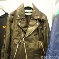 Tidak ketinggalan bikers jaket hitam berbahan kulit asli dari koleksi Spring-Summer 2019. Dijual seharga Rp 40 jutaan, jaket ini menjadi salah satu fashion item termahal yang dijual di butik tersebut. (Foto: Daniel Ngantung/Wolipop)