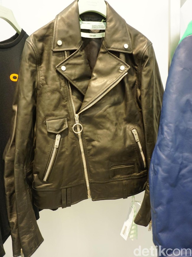 Tidak ketinggalan bikers jaket hitam berbahan kulit asli dari koleksi Spring-Summer 2019. Dijual seharga Rp 40 jutaan, jaket ini menjadi salah satu fashion item termahal yang dijual di butik tersebut. (Foto: Daniel Ngantung/Wolipop)