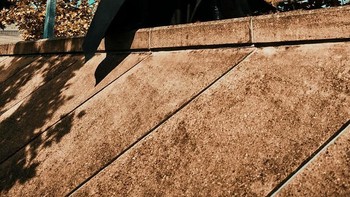 Lantaran Batman menjadi salah satu superhero favoritnya, maka manusia kelelawar ini dipilih menjadi objek fotonya. Foto: Sebastian Magnani