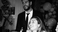 Mereka menggelar pernikahan yang sederhana, hanya dihadiri keluarga. Foto: Dok. Instagram/mileycyrus