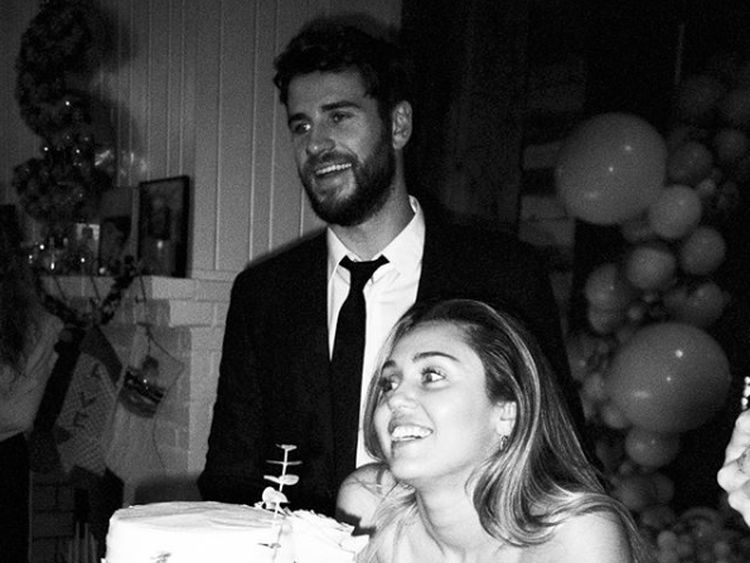 Melihat Lagi Momen Pernikahan dan Kemesraan Miley Cyrus-Liam Hemsworth