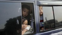 Aksi manusia silver mengundang perhatian pengendara, terutama anak-anak.