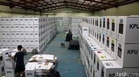 KPU Kota Depok mempersiapkan 27.686 kotak suara di gudang logistik KPU.