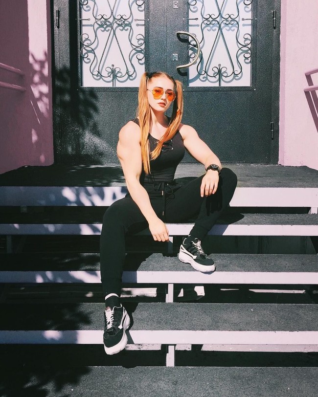 Nama Julia mulai populer sejak 2013, saat foto-foto dirinya tersebar di dunia maya dan jadi perbincangan. Sebagian tubuhnya yang berotot itu pun membuat banyak pria yang malu hingga takut. Foto: Instagram @julia_vins