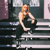 Nama Julia mulai populer sejak 2013, saat foto-foto dirinya tersebar di dunia maya dan jadi perbincangan. Sebagian tubuhnya yang berotot itu pun membuat banyak pria yang malu hingga takut. Foto: Instagram @julia_vins