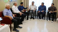 Mereka menyampaikan ucapan penyemangat dan doa agar Ibu Ani lekas sembuh. Pertemuan berlangsung secara kekeluargaan karena PM dan Wakil PM Singapura beserta Istri merupakan sahabat SBY, Ibu Ani, dan keluarga, kata Wasekjen Partai Demokrat Andi Arief dalam keterangan yang disampaikan kepada wartawan. Foto: PM Singapura Lee Hsien Loong menjenguk Ani Yudhoyono (Anung Anandito)