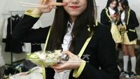 Seperti salad, selain makan mie ternyata Kim So Hye menikmati salad juga. Foto: Instagram @s_sohye