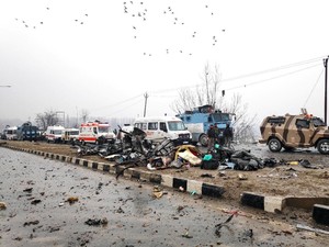 Bom Mobil Hantam Bus Berisi Polisi di India