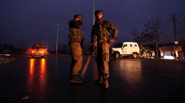 Serangan bom bunih diri terjadi di Kashmir, India. 40 polisi tewas akibat insiden tersebut.