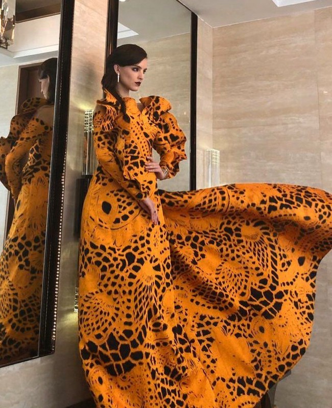 Model berusia 26 tahun ini juga menjalani sesi pemotretan glamor. Vanessa pun tampil mewah dengan makeup bold mengenakan gaun bercorak nuansa mustard dan hitam. dok. Instagram @vanessaponcedeleon