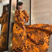 Model berusia 26 tahun ini juga menjalani sesi pemotretan glamor. Vanessa pun tampil mewah dengan makeup bold mengenakan gaun bercorak nuansa mustard dan hitam. dok. Instagram @vanessaponcedeleon