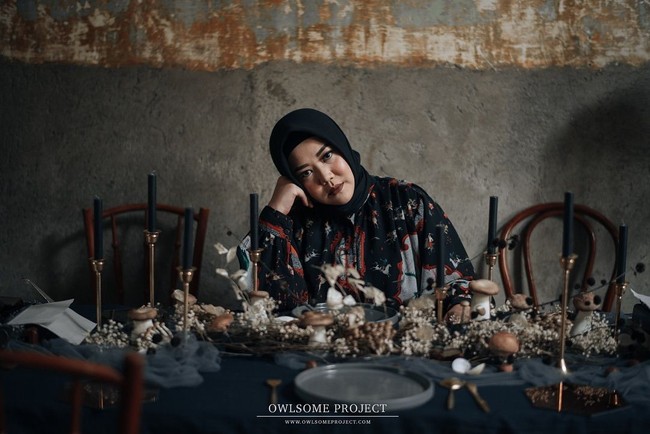 Baik Risa maupun Dimas justru berani bermain motif pada foto-foto prewedding-nya. Di foto ini, mereka terlihat lebih ceria meski berlatas dekorasi rumah jadul. Foto: Owlsome Project