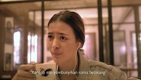 Di film Gila Lu Ndro, Mawar tampak sedang menikmati secangkir teh hangat.  Foto: Instagram@mawar_eva
