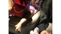 Akun fanbase Luna kerap mengabadikan momen-momen Luna saat makan. Baru-baru ini ia mencicip Happy Meal buatan McDonalds (McD) untuk pertama kalinya. Wajah Luna kelihatan super happy! Foto: Instagram littlelunalegend