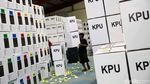 Melihat Kesibukan Merakit Kotak Suara di KPU Depok