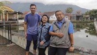 Ibu Ani menikmati jalan-jalan pagi di Garut bersama SBY dan juga putra pertamanya, AHY. Banyak yang menyebut keluarga Pak SBY adalah keluarga yang ideal. (Instagram/@aniyudhoyono)